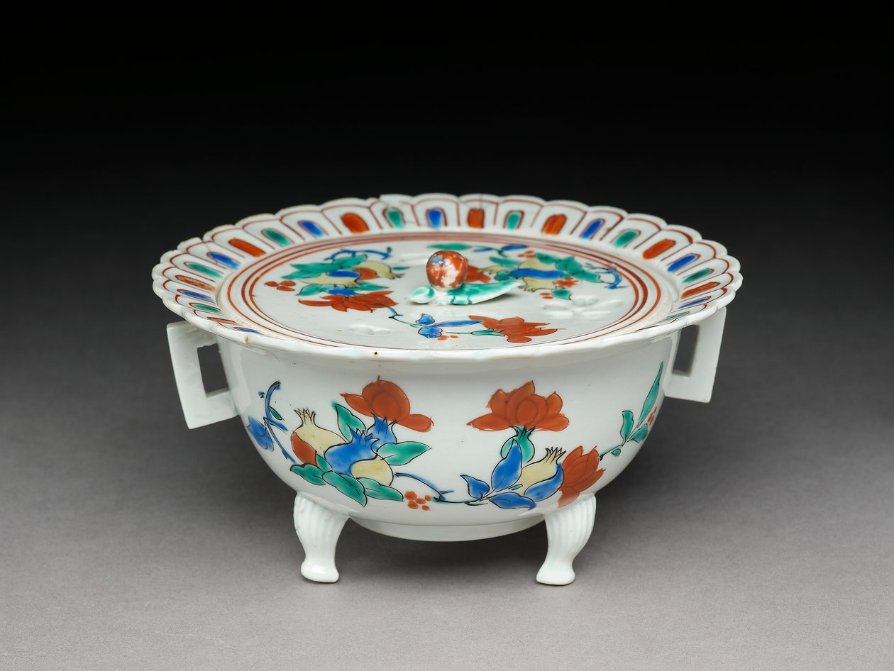 蓋が平らなコロボウル、柿右衛門関連の陶器、1680〜1700年（エナメル釉薬土器） 作： 日本語学校