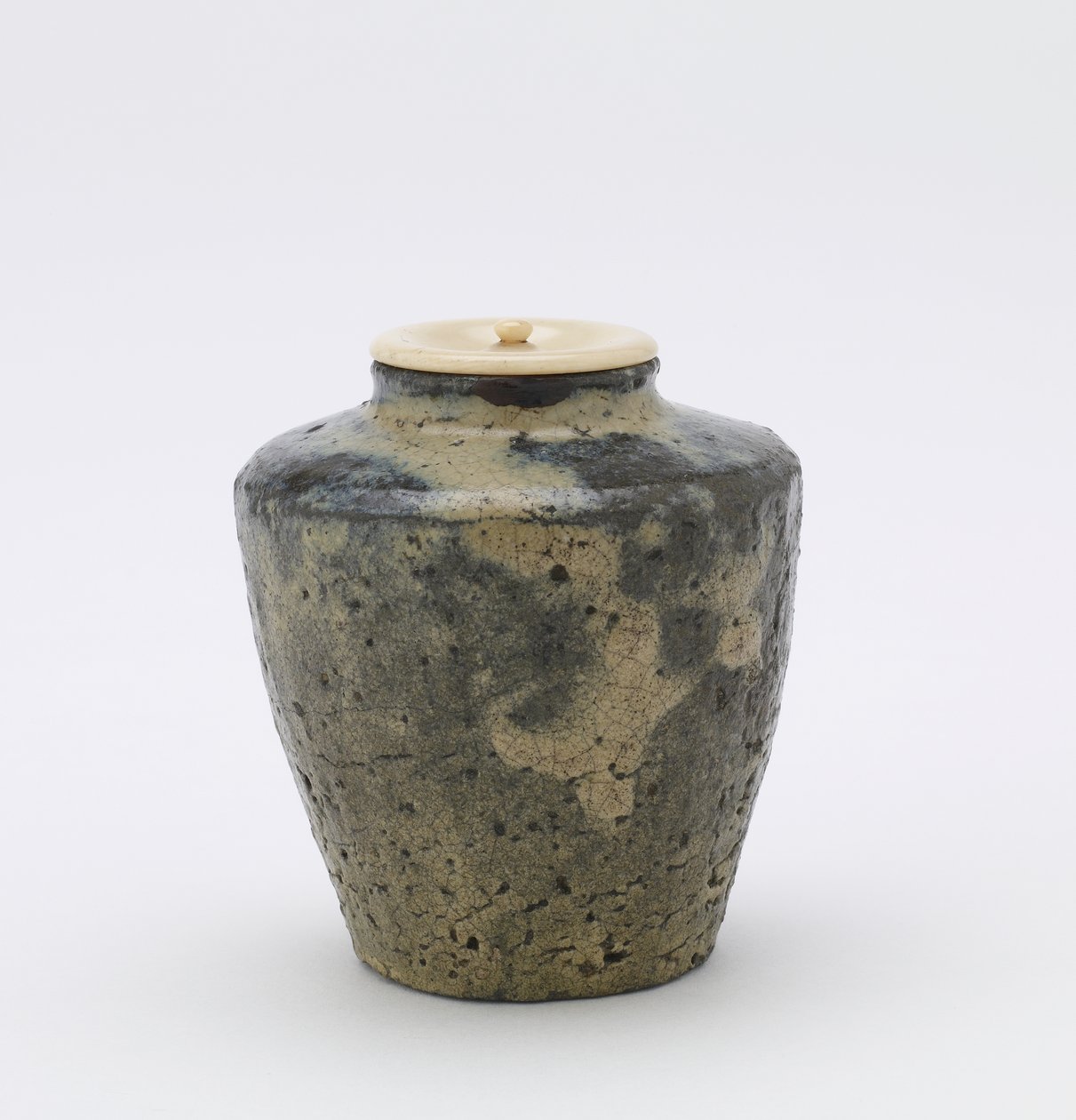 Shodai ware tea caddy with faceted sides, katatsuki type, Tea caddy (katatsuki mentori chaire) 作： 日本語学校