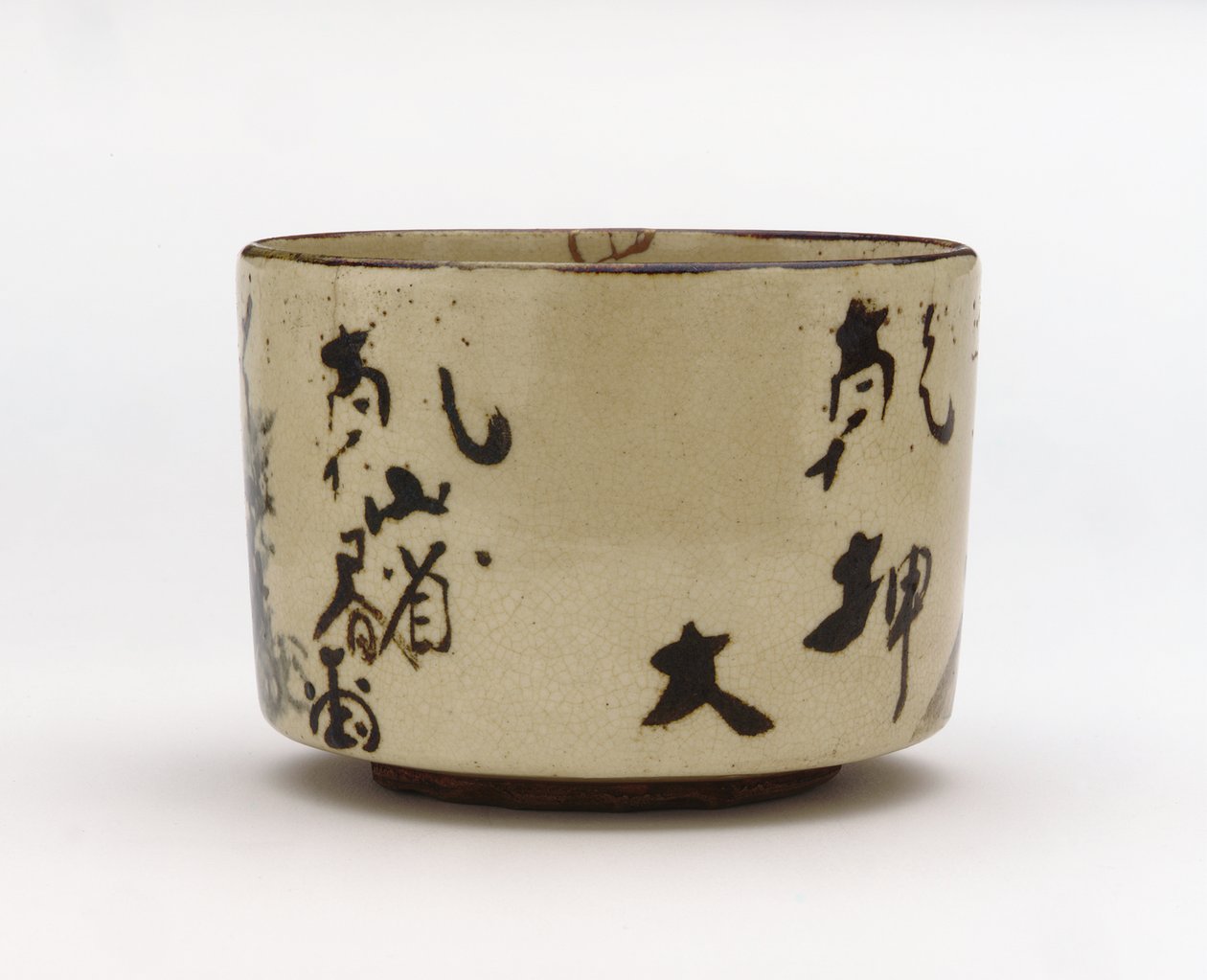 18世紀半ばの山の隠れ家のデザインの茶碗（白いスリップのある石器、透明な釉薬の下に鉄とコバルトの顔料、金の漆の修理） 作： 日本語学校