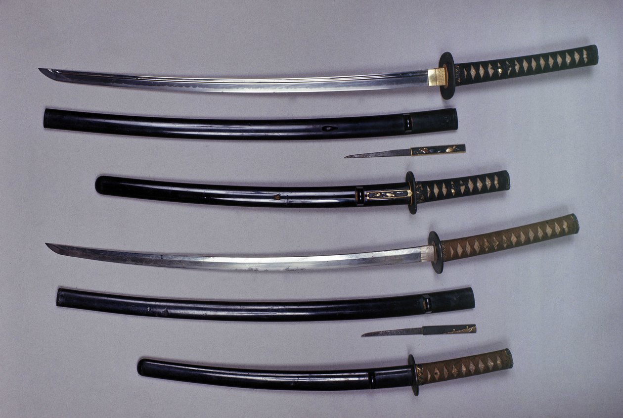 上：日本刀とその鞘、脇差とその鞘、同じ鞘に収納された小刀（コカタワ）。 作： 日本語学校
