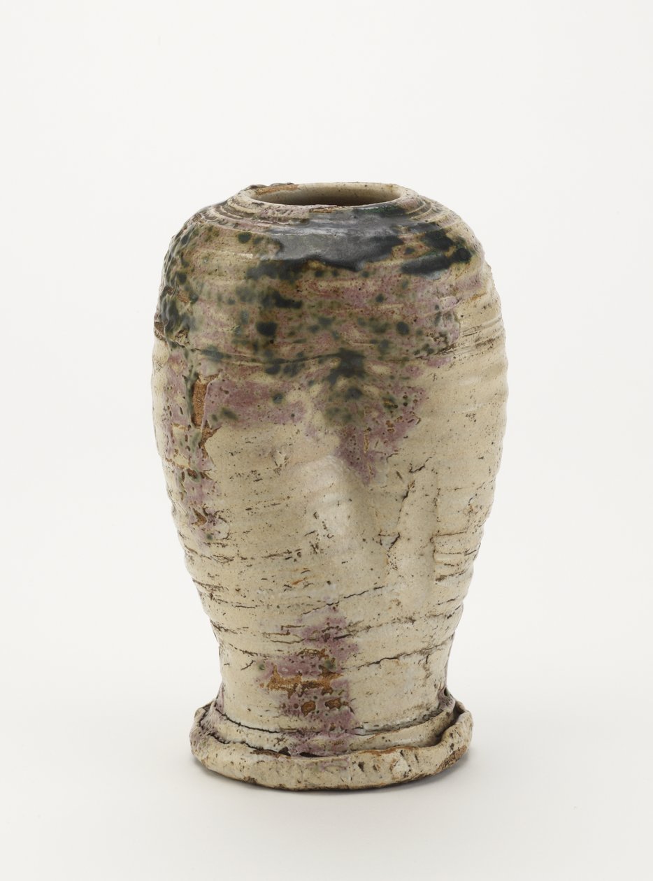 織部焼の花瓶、おそらく瀬戸焼1800-80（長石釉と銅緑色釉（部分的に赤に失火）のある石器） 作： 日本語学校