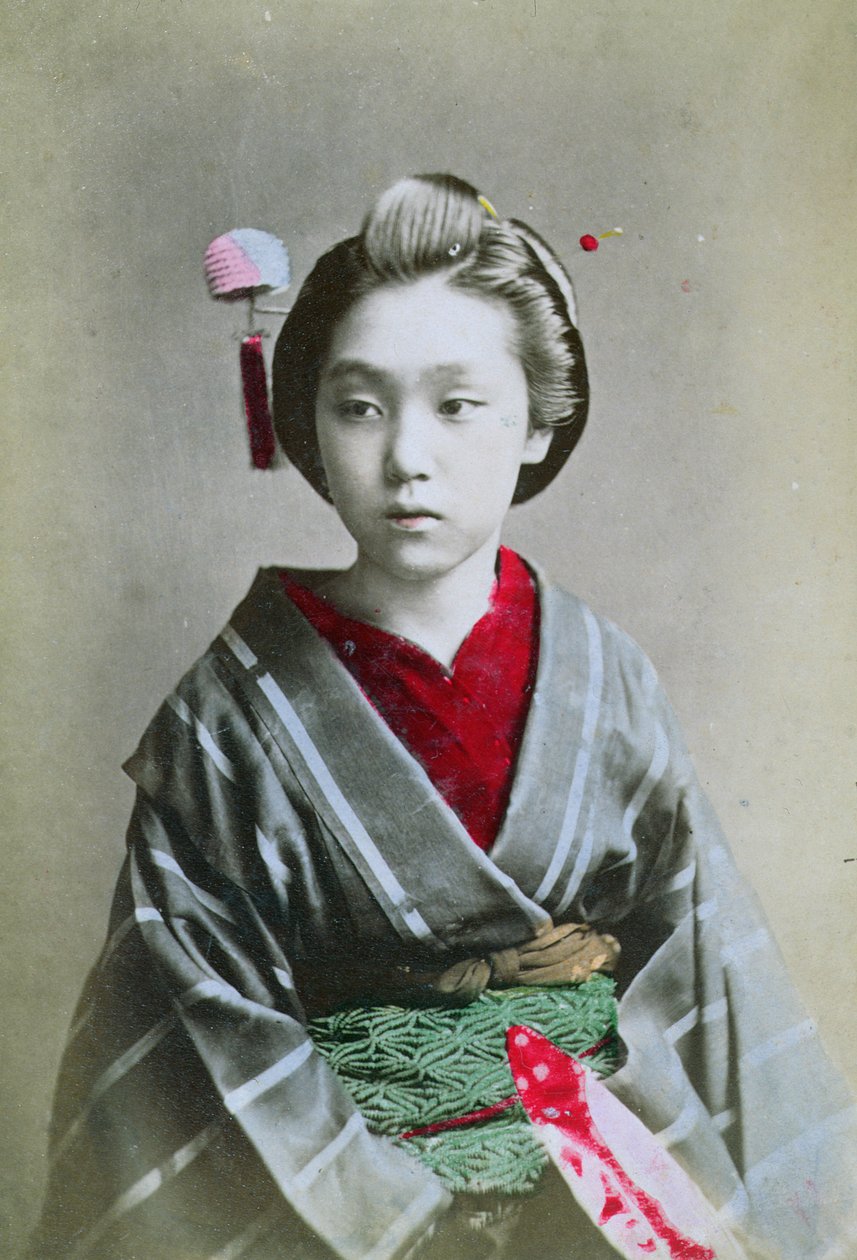 着物を着た少女、1860〜70年頃（手描きの写真） 作： 日本語学校