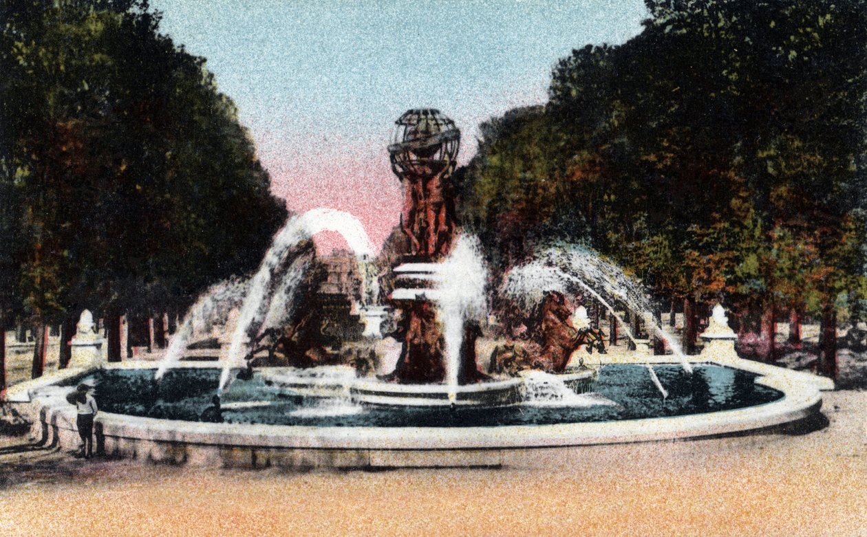 パリ：リュクサンブール公園のカミーユ・ジュリアン広場にある世界の4つの部分の噴水（世界の4つの部分）、または展望台の噴水、カルポーの噴水の眺め。建築家のガブリエル・ダヴィウド（1824年）によって1867年から1874年にかけて建設された。 作： ジャン・バプティスト・カルポー