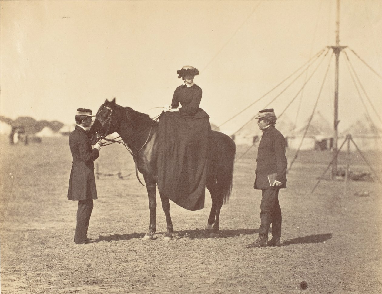 [1858年から61年にかけて、「黒いアラブに乗ったカニング夫人と司令官クライド卿」。 作： ジャン・バプティスト・オスカー・マリッテ