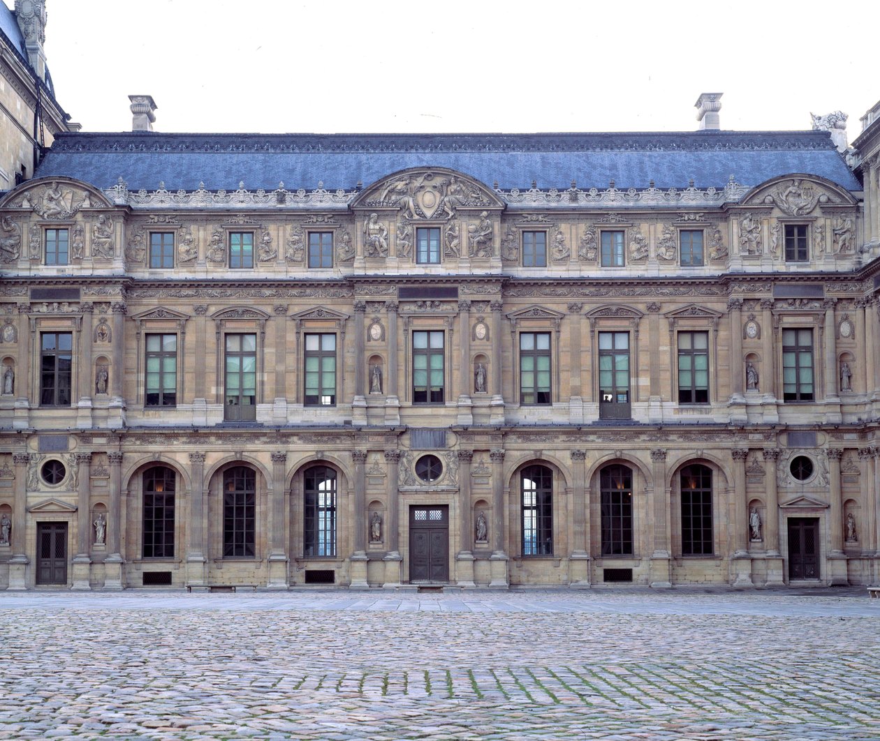 ルーヴルの中庭、アンリ2世（1546-1551）のルーヴル美術館のファサード、ジャン・グジョン（1510-1567）の彫刻 1551年 パリ、ルーヴル美術館 作： ジャン・グジョン
