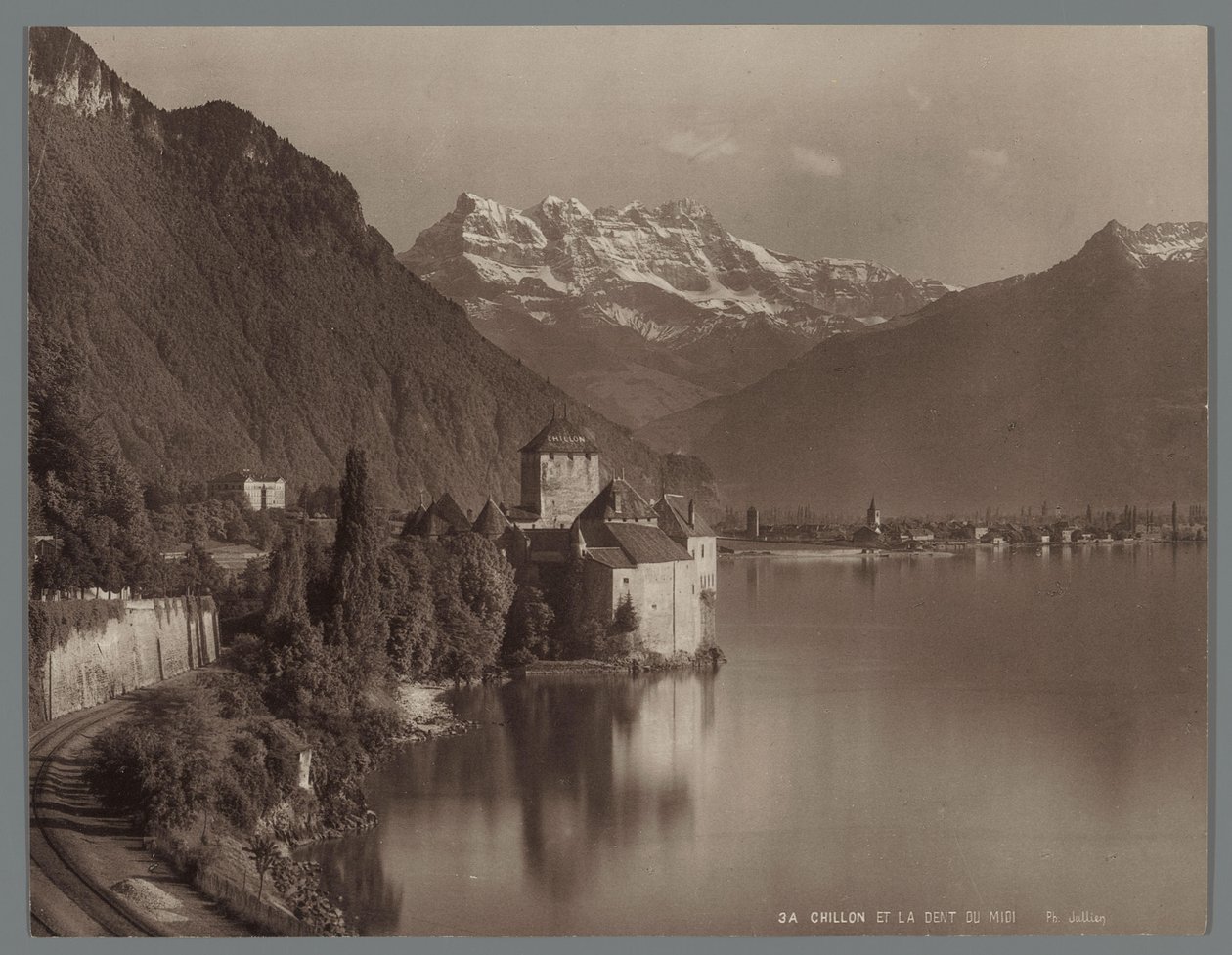 レマン湖のシヨン城、ダン・デュ・ミディの遠景 Chillon et la Dent du Midi (オブジェクトのタイトル) 作： ジャン・アンリ・ジュリアン