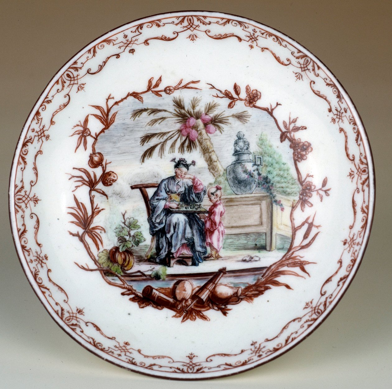 中国のチェスシーンを描いた磁器の皿。ジャン・ミシェル・リオタール（1702-1796）作。パリ、装飾美術 作： ジャン・ミシェル・リオタード