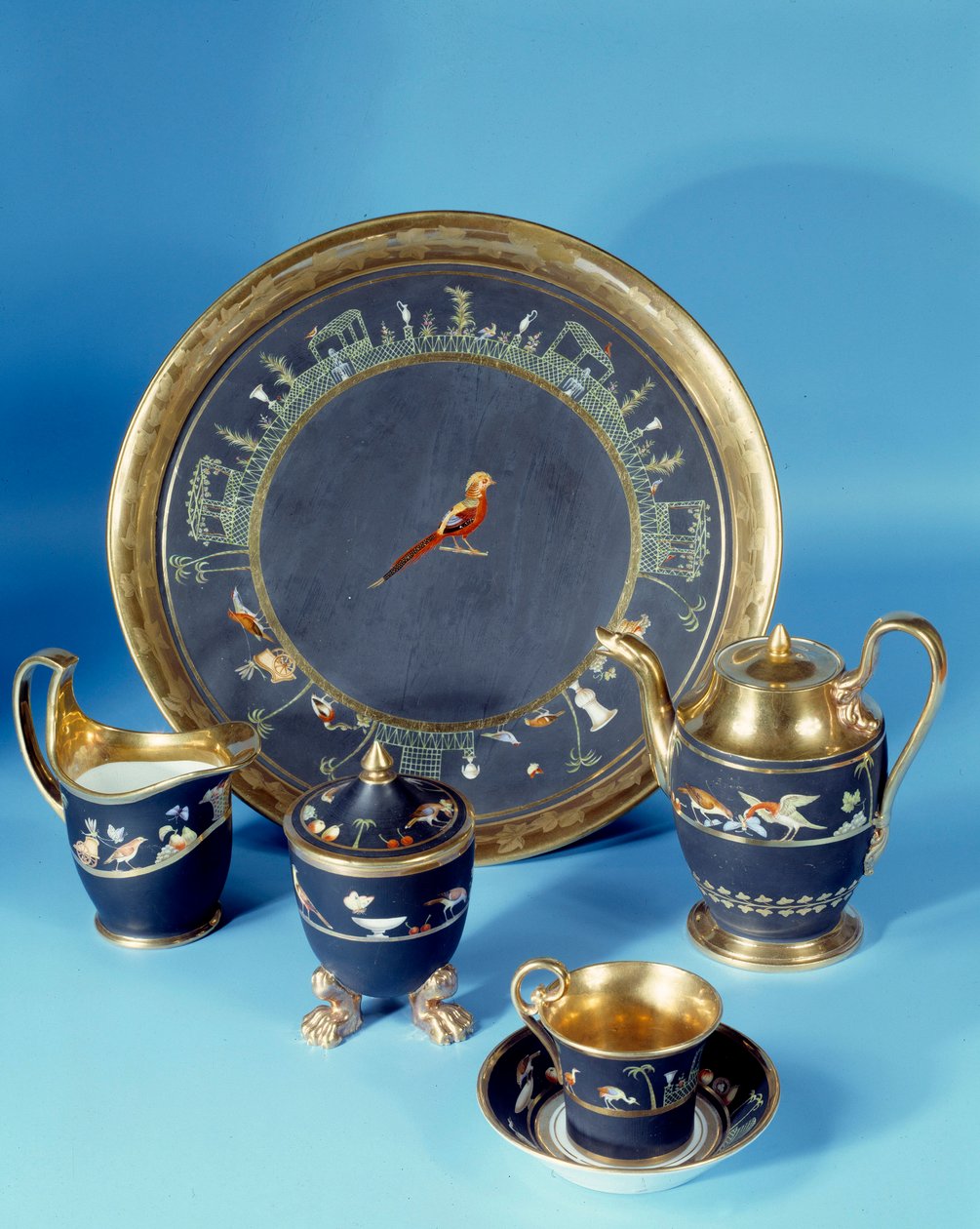 円形トレイ付きのキャバレー。1810年頃、ダゴティ社の工場で作られた。セーブル磁器工場 作： ジャン・ポール・ローレンス