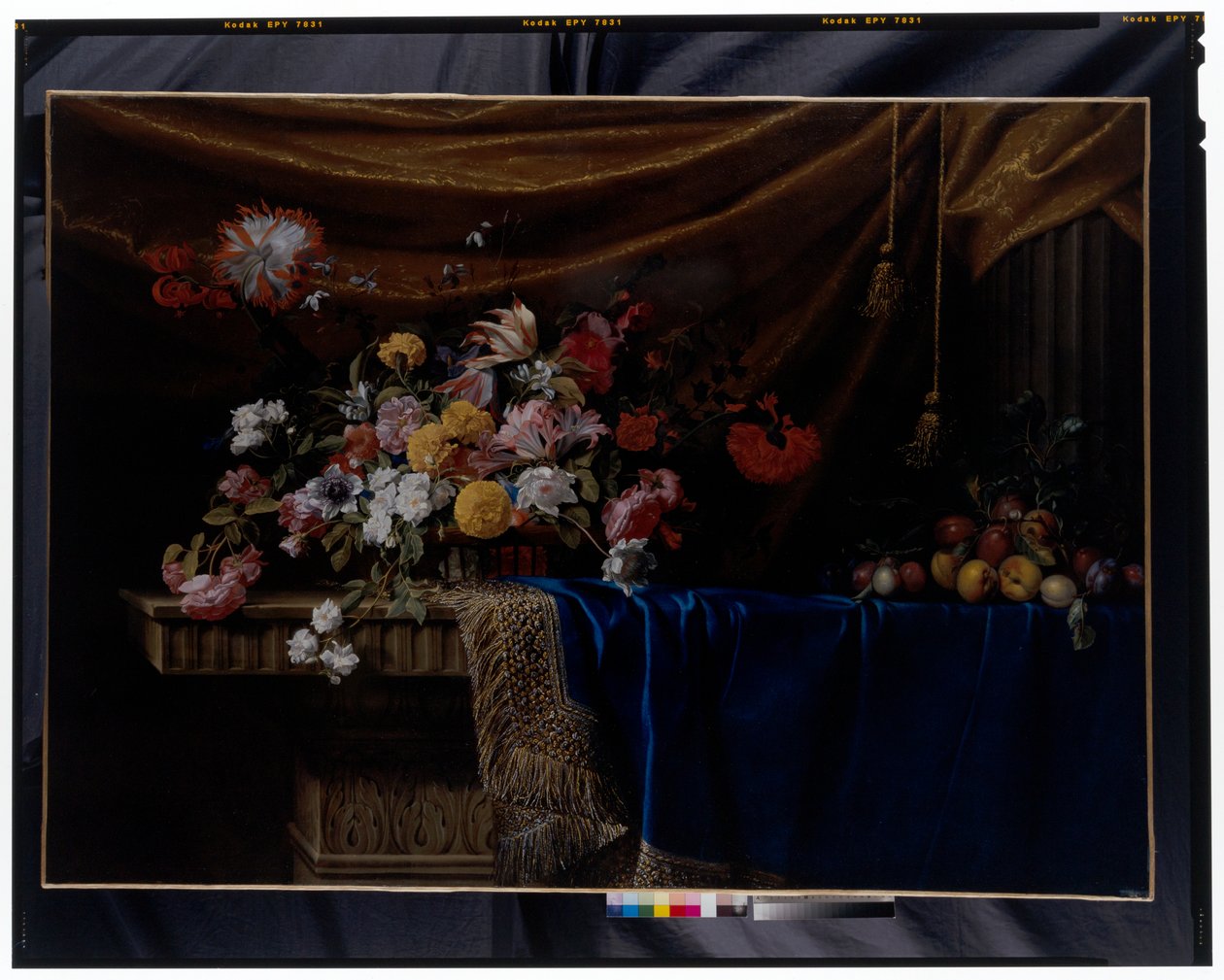 彫刻が施された石造りのテーブルの上に、花籠と山盛りの果物が置かれた静物画。 作： ジャン・ピカール