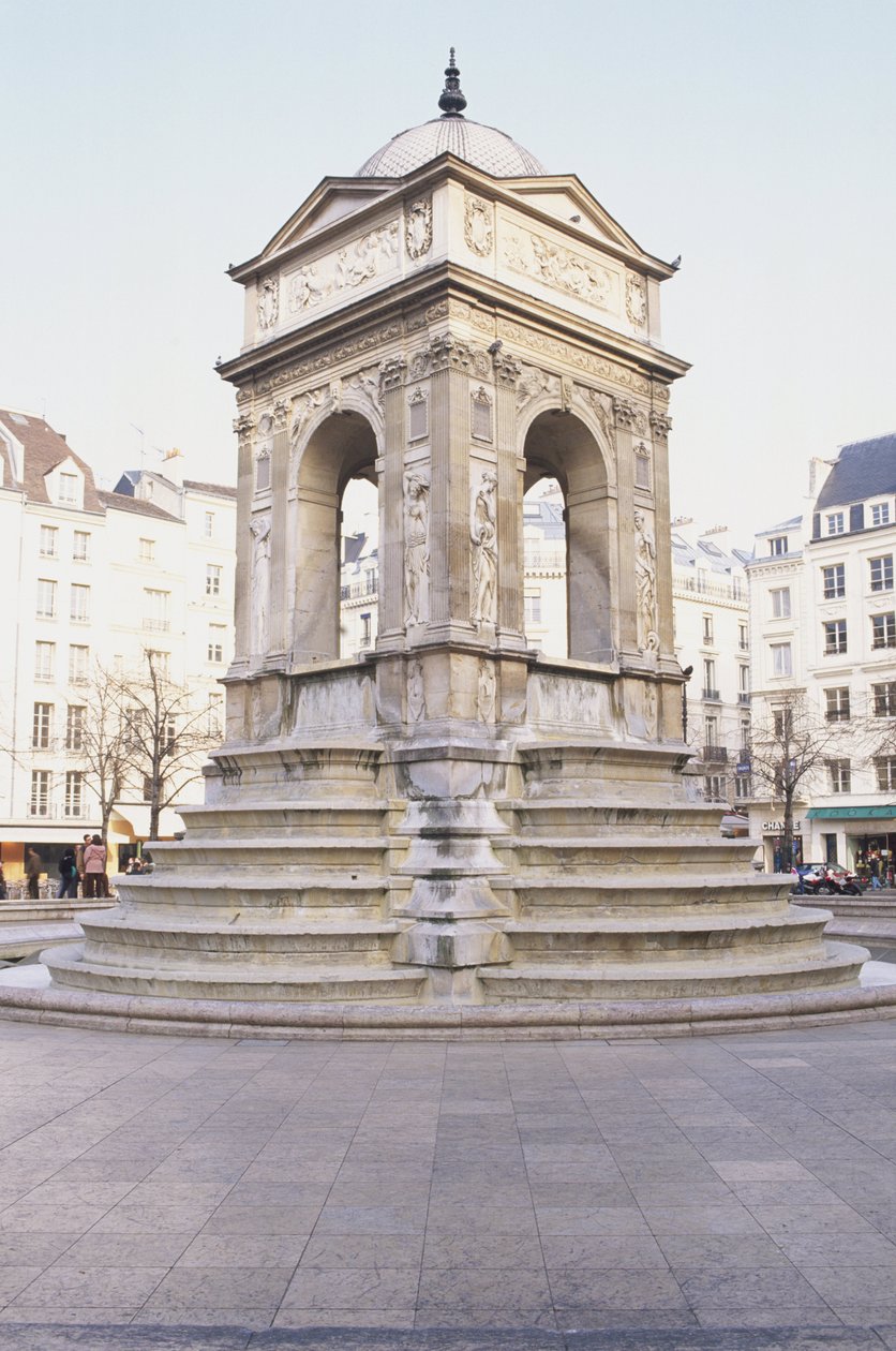 フランス、パリ、Fontaine des Innocents、階段付きの石の噴水。 作： ジャンとレスコ ピエール・グージョン