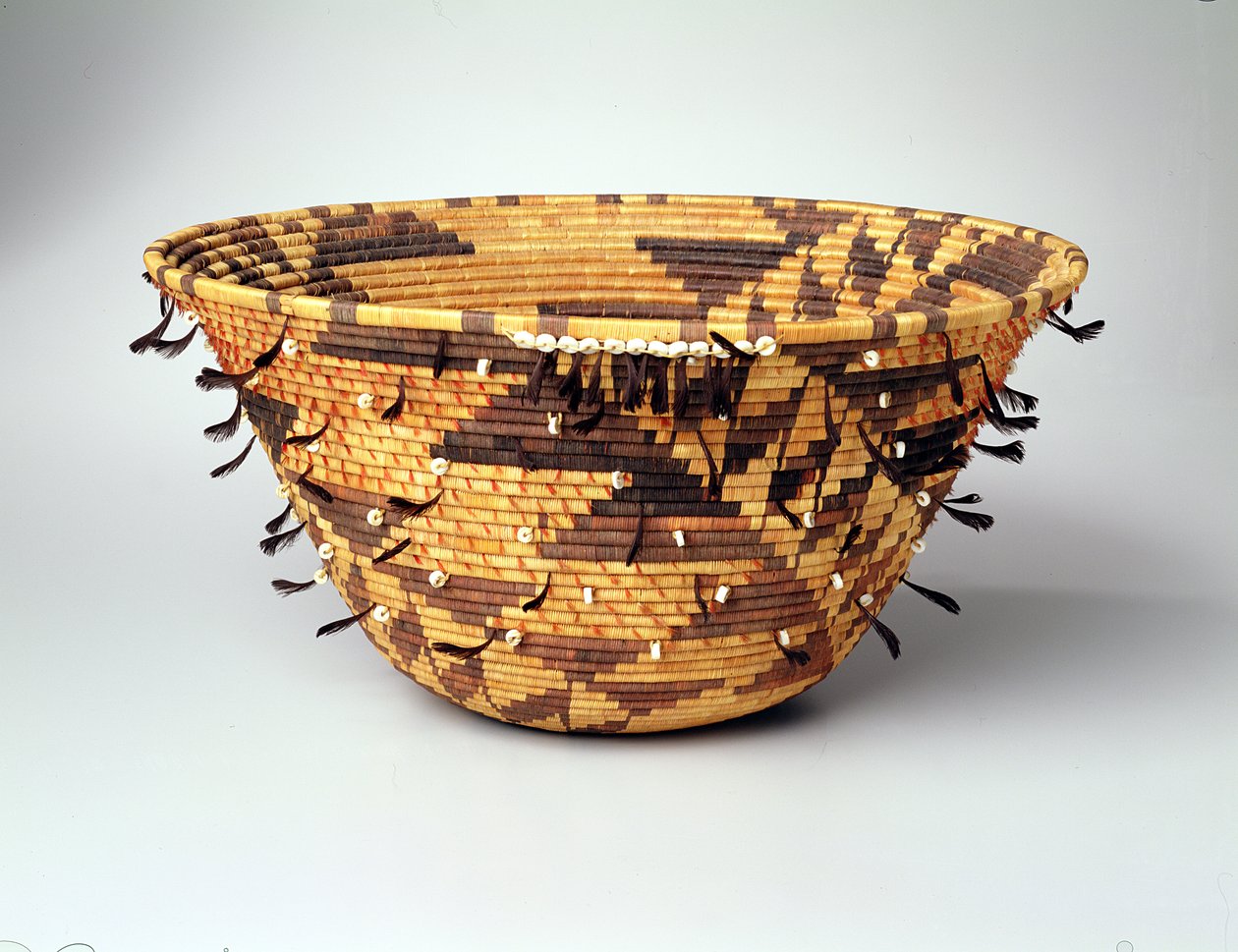 Girls Coiled Dowry or Puberty Basket、ポモ、ピノールビル、カリフォルニア 作： ジェニー・ヒューズ