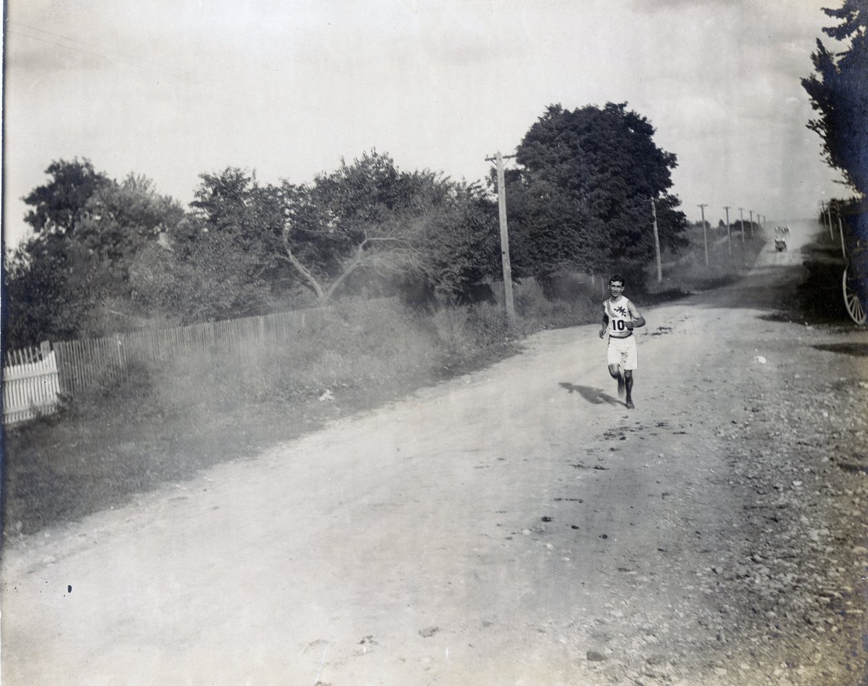 1904年のオリンピックのマラソンレースで、モホークアスレチッククラブのサムメラーが未舗装の道路に沿って単独で走っています。 作： ジェシーターボックスビール
