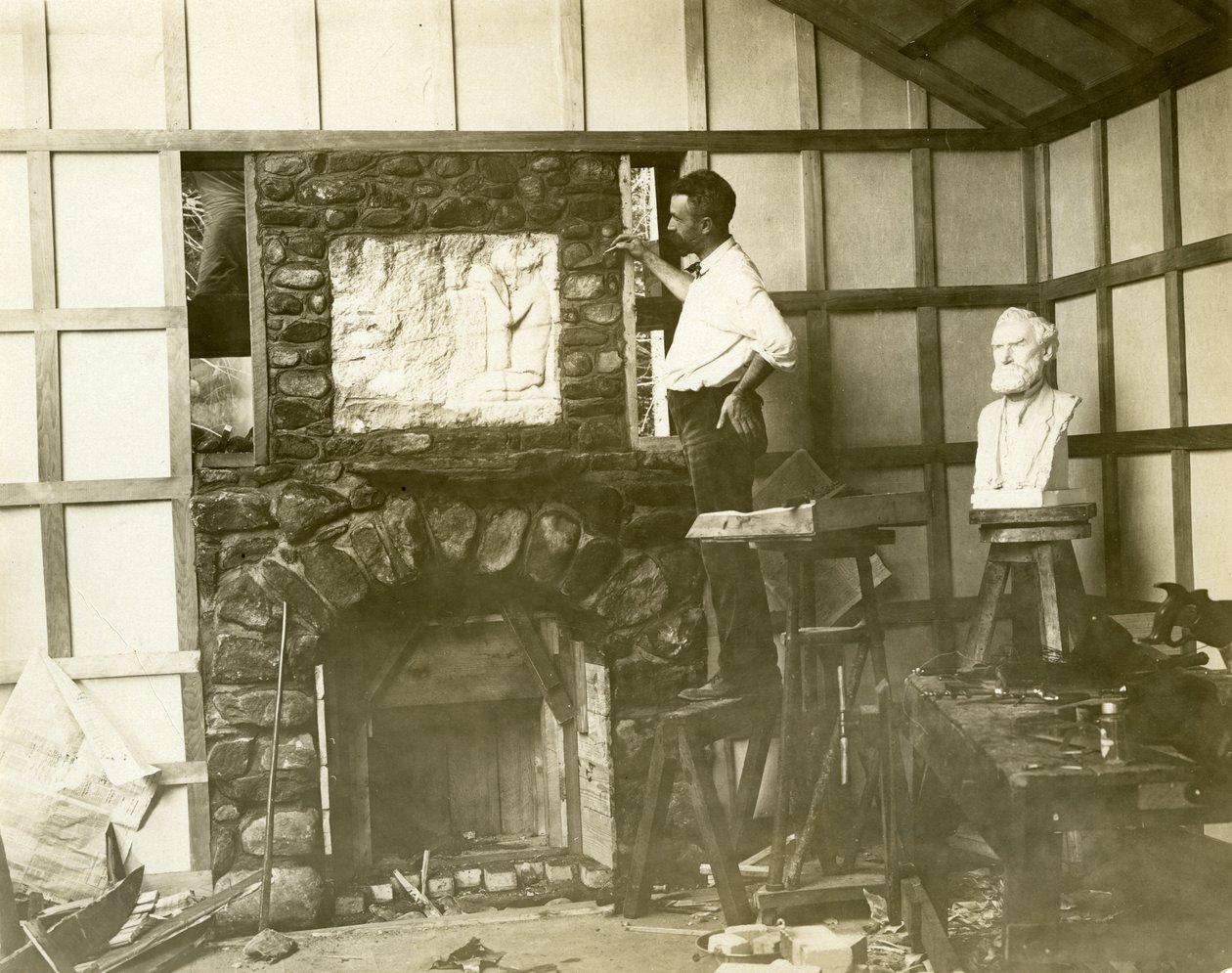 自分で暖炉を作るカール・ビター（彫刻家）、1905-15年頃（ゼラチンシルバー写真 作： ジェシーターボックスビール