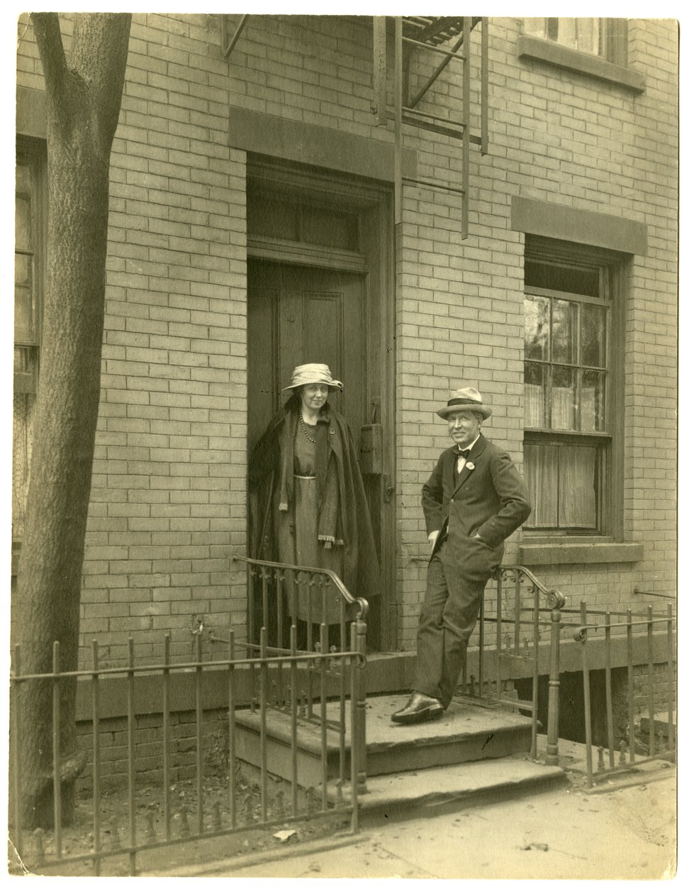 作家Llewelyn Powys氏とその妻、1905-40年頃（ゼラチンシルバー写真 作： ジェシーターボックスビール