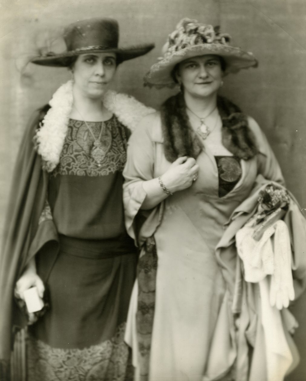 クーリッジ夫人と友人のフランシスパーキンソンキーズ夫人、1924年 作： ジェシーターボックスビール