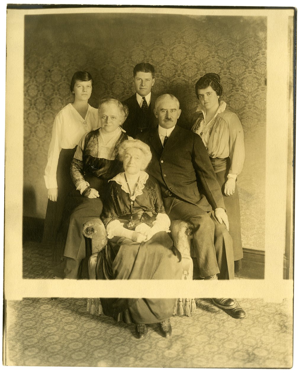 老婦人はマーシャル・フィールドの妹、ライマン・ジェームズ夫人、1905-28年頃（ゼラチンシルバー写真 作： ジェシーターボックスビール