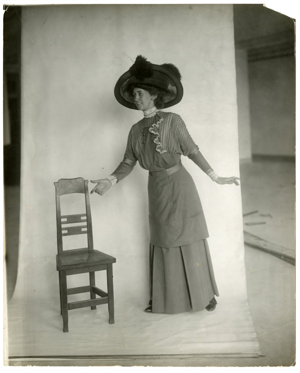 "Please be seated" 脚、体、腕、手の正しい姿勢 1905-18年頃（ゼラチンシルバー写真 作： ジェシーターボックスビール