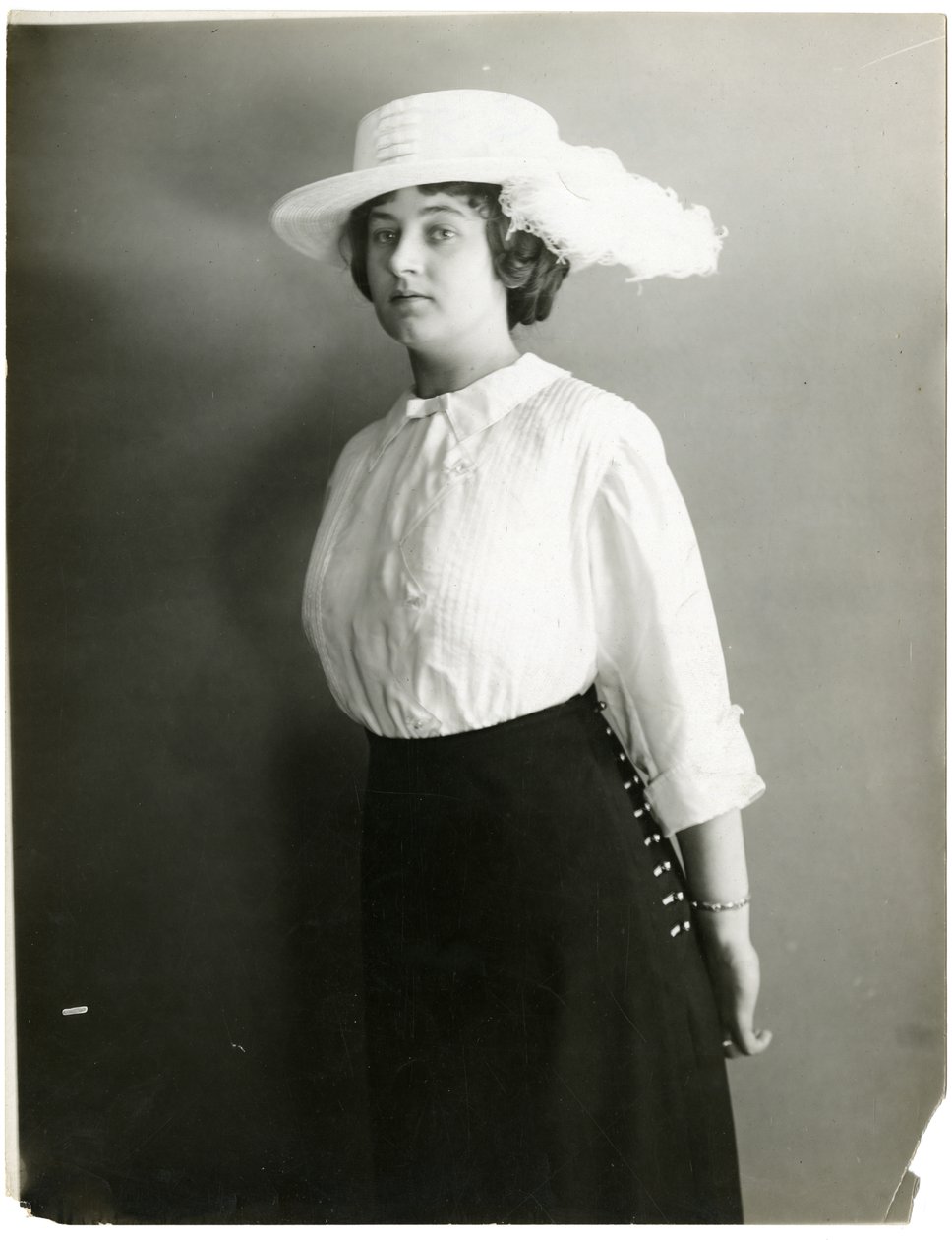 シルクブラウスと白い帽子、McCreery "s、c.1905-18 作： ジェシーターボックスビール