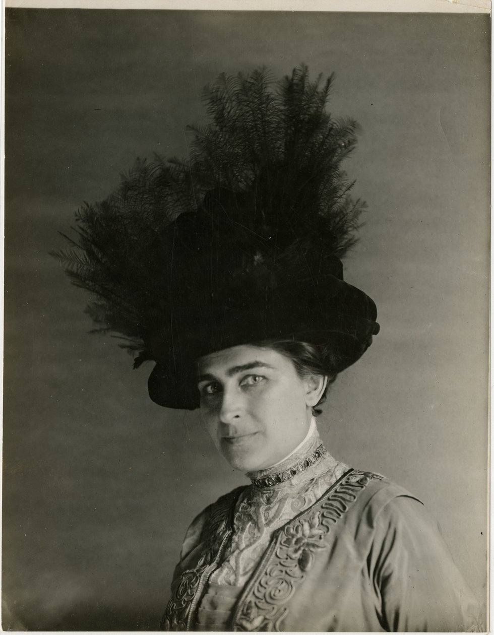 羽根付き帽子のクローズアップ 1905-18年頃（ゼラチンシルバー写真 作： ジェシーターボックスビール