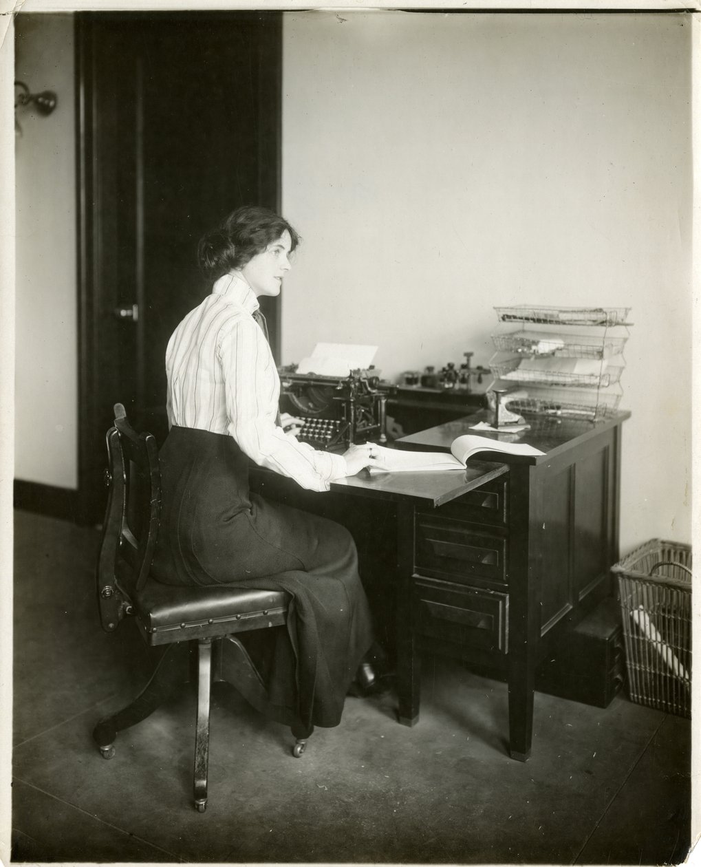 タイプライターを持つモデル、1905-18年頃（ゼラチンシルバー写真 作： ジェシーターボックスビール