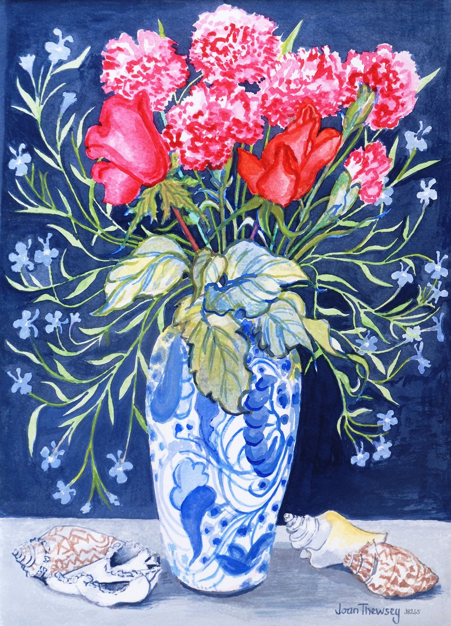 青と白の花瓶のバラ、カーネーション、ロベリア、3シェルテキスタイル2011（水彩） 作： Joan Thewsey