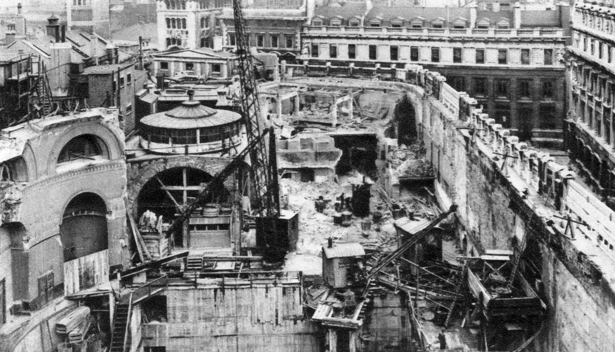 1926年から1927年にロンドンの王立証券取引所の屋上から見た銀行。 作： ジョエル