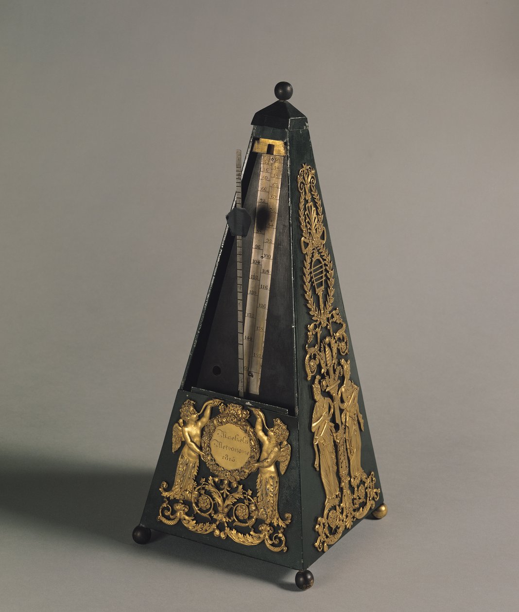 ピラミッド型メトロノーム、1815年（塗装鉄、ブロンズ塗装） 作： ヨハン・ネポムク・マエルツェルまたはマルツェル