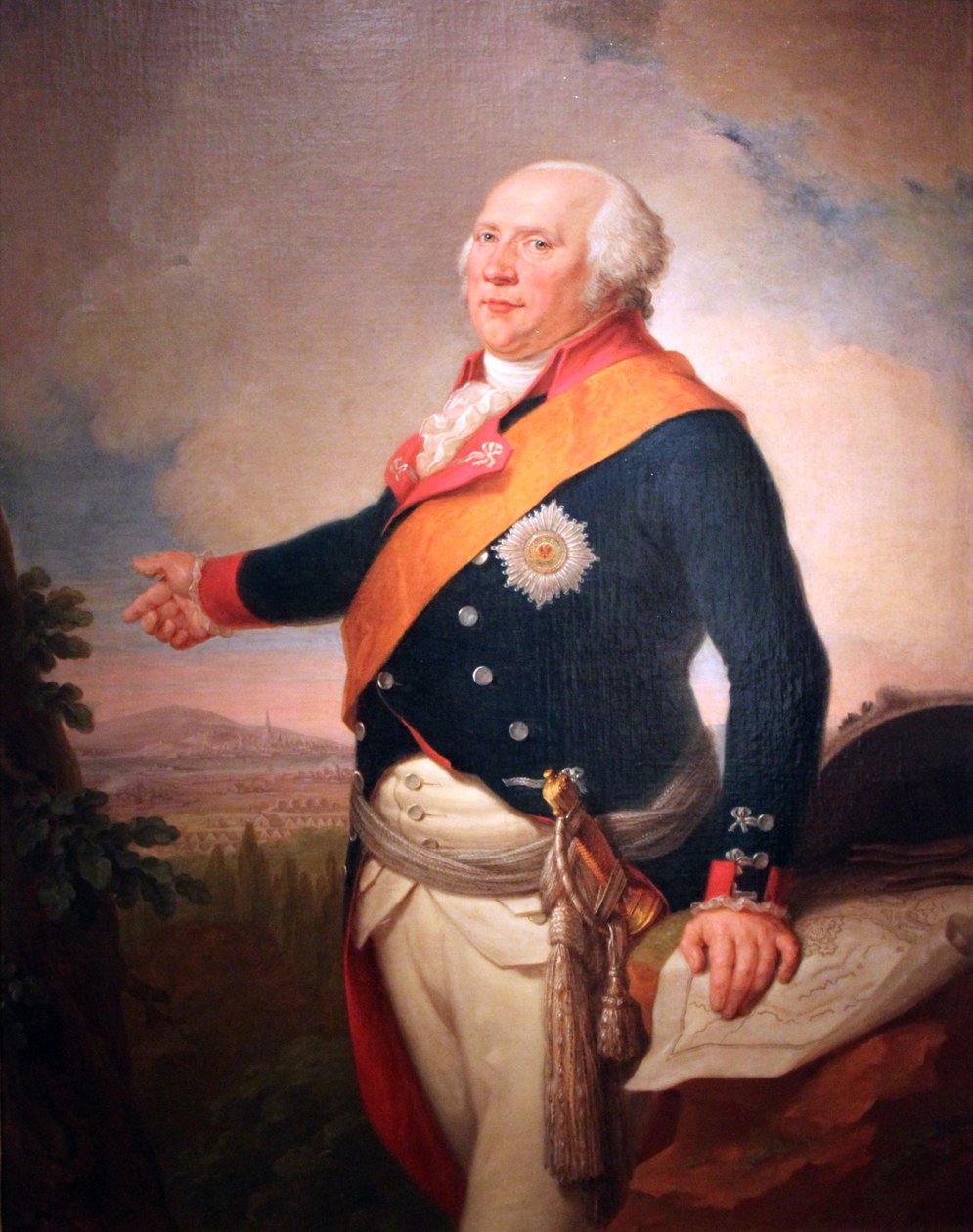 プロイセン黒鷲勲章の星を持つプロイセン国王フリードリヒ・ウィリアム2世（1744-1797）の肖像、左手はフランクフルトの地図、フランクフルト郊外に陣取るプロイセン軍のある風景画 作： ヨハン・クリストフ・フリッシュ