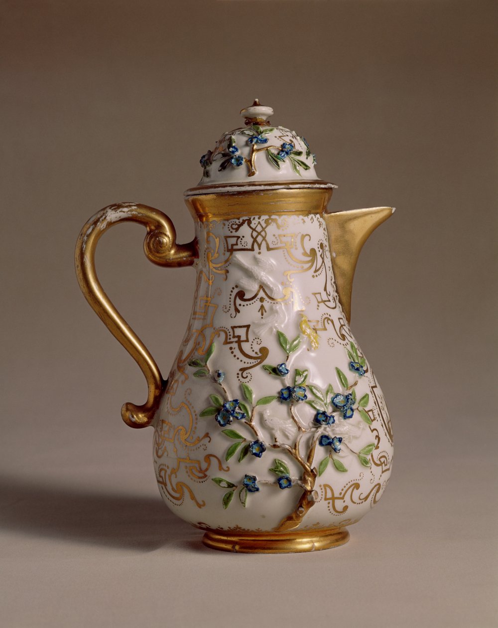 浮き彫りが施されたコーヒーポット、マイセン、c.1710磁器 作： ヨハン・フリードリッヒ・ボットガー