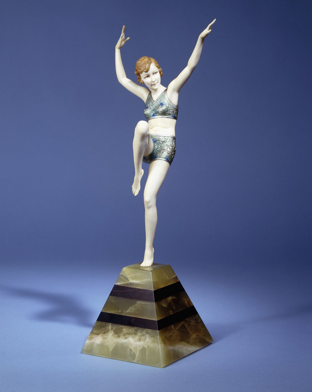 Beach Dancer」1935年頃（ロンズとアイボリー、コールドペイントのパテナ、グリーンとブラックのオニキスの台座 作： ヨハン・フィリップ・フェルディナント・プライス