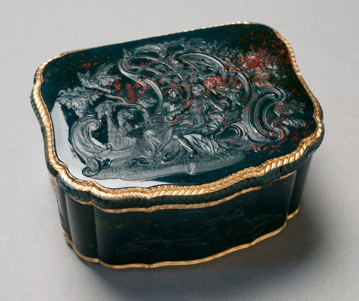 カール・グスタフ・クリングステット（1657-1734）が描いた嗅ぎタバコの箱、1750年頃（金で彫られたブラッドストーン） 作： Johannes George（attr。To）ごぼう