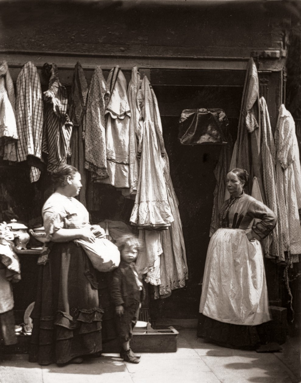 J.トムソンとアドルフスミスによる「ロンドンのストリートライフ」の古い服屋、セブンダイアルズ、1877年 作： ジョン・トムソン