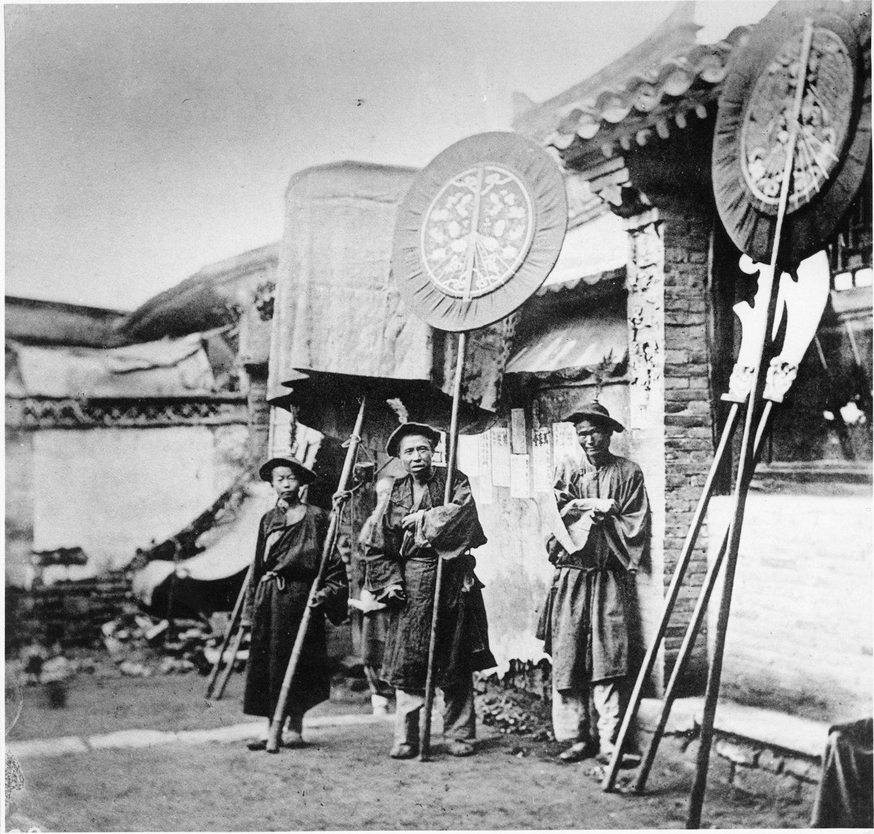 満州の葬式での旗人、北京、1872年頃 作： ジョン・トムソン