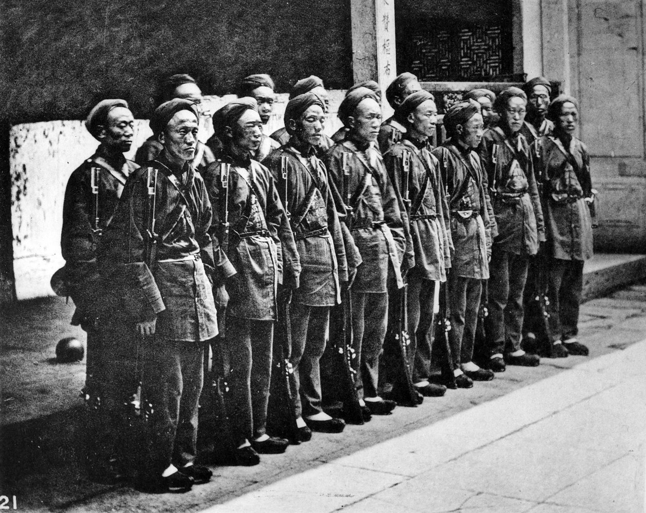 外国人が掘削した中国軍、c.1867-8 作： ジョン・トムソン