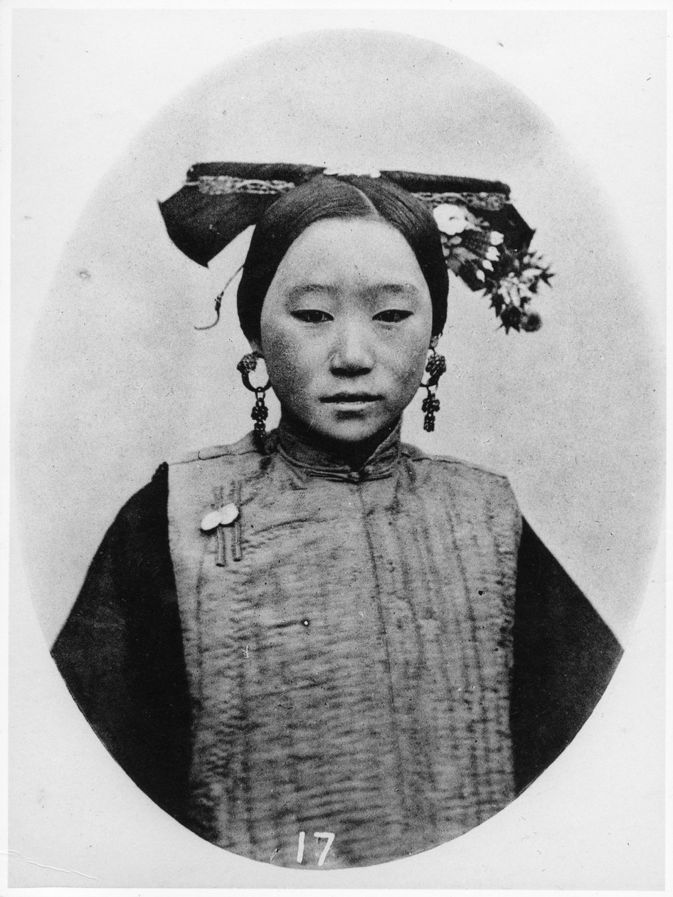 結婚した満州婦人の髪形の正面図、c.1867-72 作： ジョン・トムソン