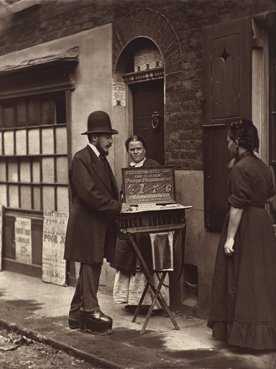 Street Doctor、1876（woodburytype） 作： ジョン・トムソン