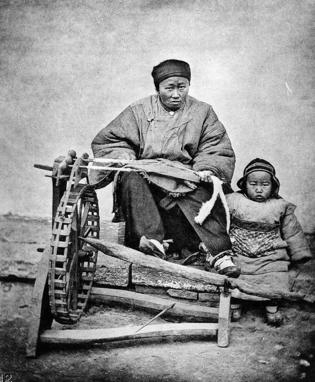 糸車を持つ女性と子供、1870年代頃 作： ジョン・トムソン