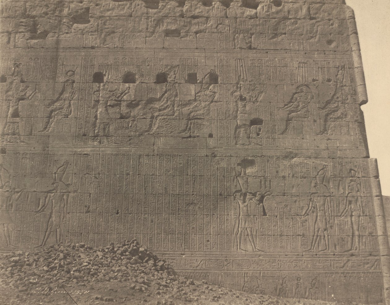 エドフ-東洋の顔の彫刻と碑文、1854年（写真） 作： ジョン・ビーズリー・グリーン