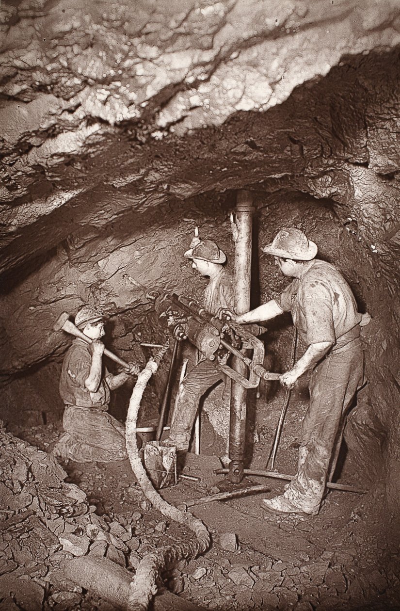 J.C. Burrows と William Thomas による「Mongst mines and miners, or Underground Scenes by Flash-Light」の挿絵、イースト プール鉱山、パブ。 1893年（セピア写真） 作： ジョン・チャールズ・バロウ
