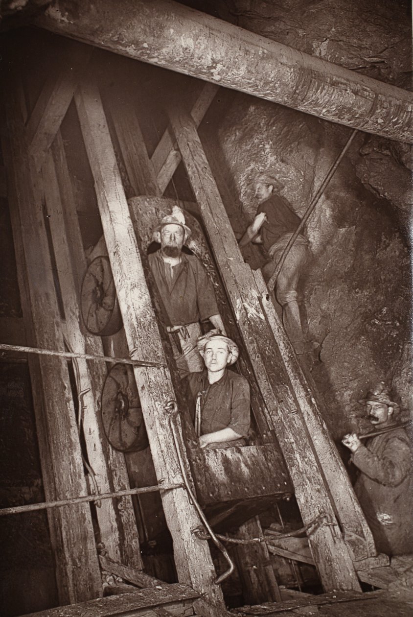 ドルコースでのギグ、「Mongst mines and miners, or Underground Scenes by Flash-Light」の挿絵、J.C. Burrows と William Thomas によるパブ。 1893年（セピア写真） 作： ジョン・チャールズ・バロウ