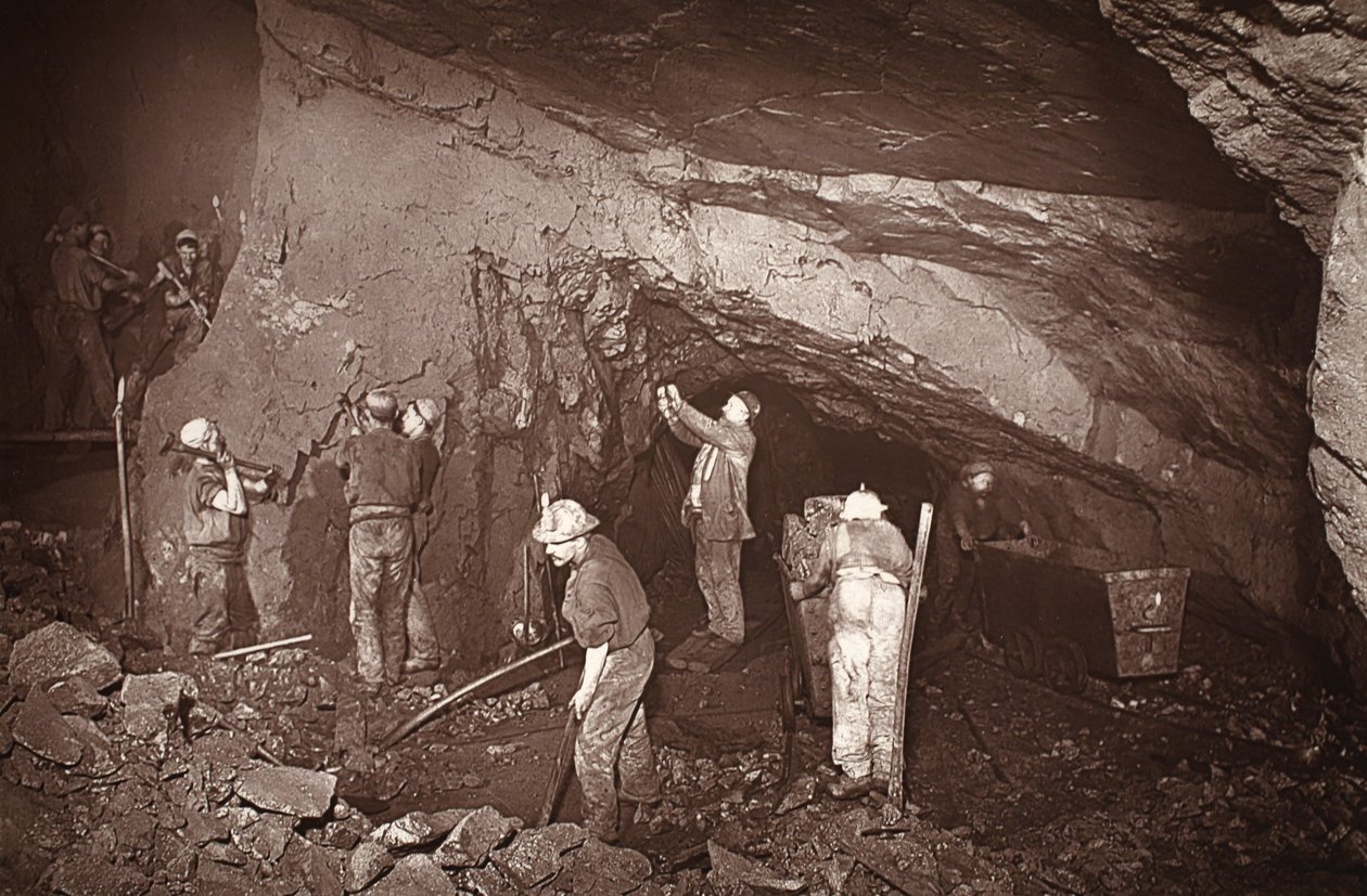 J.C.バロウズとウィリアム・トーマスによる「Amongst mines and miners, or Underground Scenes by Flash-Light」の挿絵、イーストプール鉱山の70番地に立ち寄る。 1893年（セピア写真） 作： ジョン・チャールズ・バロウ