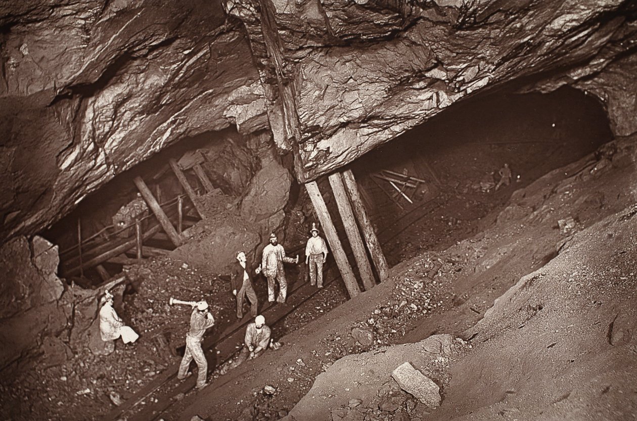 70 トラム道路、イースト プール鉱山、J.C. バロウズとウィリアム トーマスによる「Mongst mines and miners, or Underground Scenes by Flash-Light」のイラスト、パブ。 1893年（セピア写真） 作： ジョン・チャールズ・バロウ