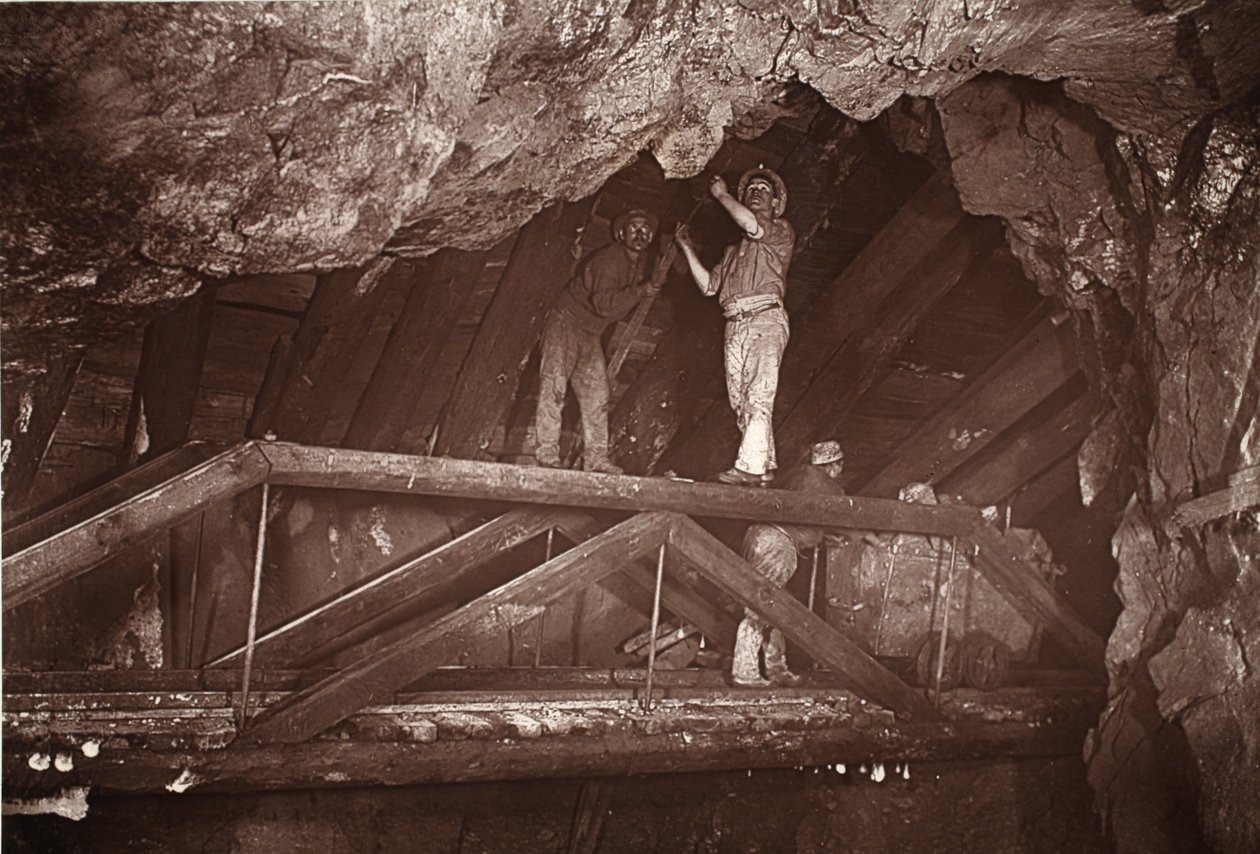 ブリッジ、イースト プール鉱山、J.C. バロウズとウィリアム トーマスによる「Mongst mines and miners, or Underground Scenes by Flash-Light」のイラスト、パブ。 1893年（セピア写真） 作： ジョン・チャールズ・バロウ