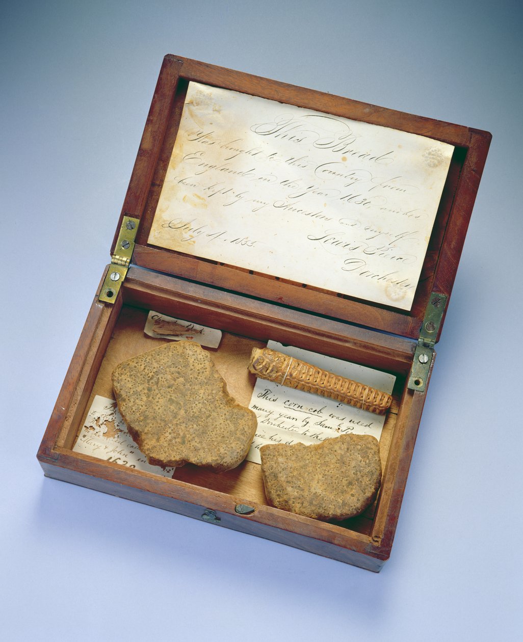 マサチューセッツ州ドーチェスター出身の遺物箱、1835年（マホガニー＆バーチ） 作： ジョン・クラップ