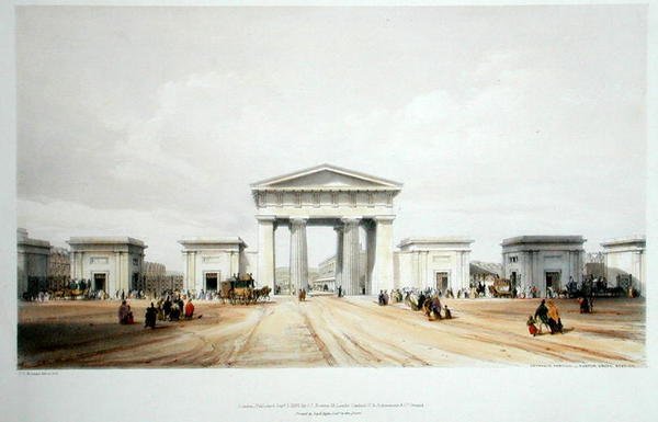ユーストングローブ駅のエントランス・ポルティコ（John Britton著「Drawings of the London and Birmingham Railway」より、1838年発行のカラーリトグラフ版） 作： ジョンクックボーン