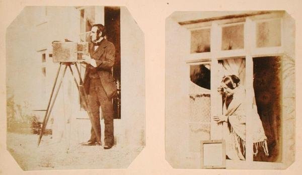 左は自画像、右は太陽の下で紙のネガを刷っているEmma Thomasina Llewelyn (1808-81) 作： ジョン・ディルウィン・ルウェリン