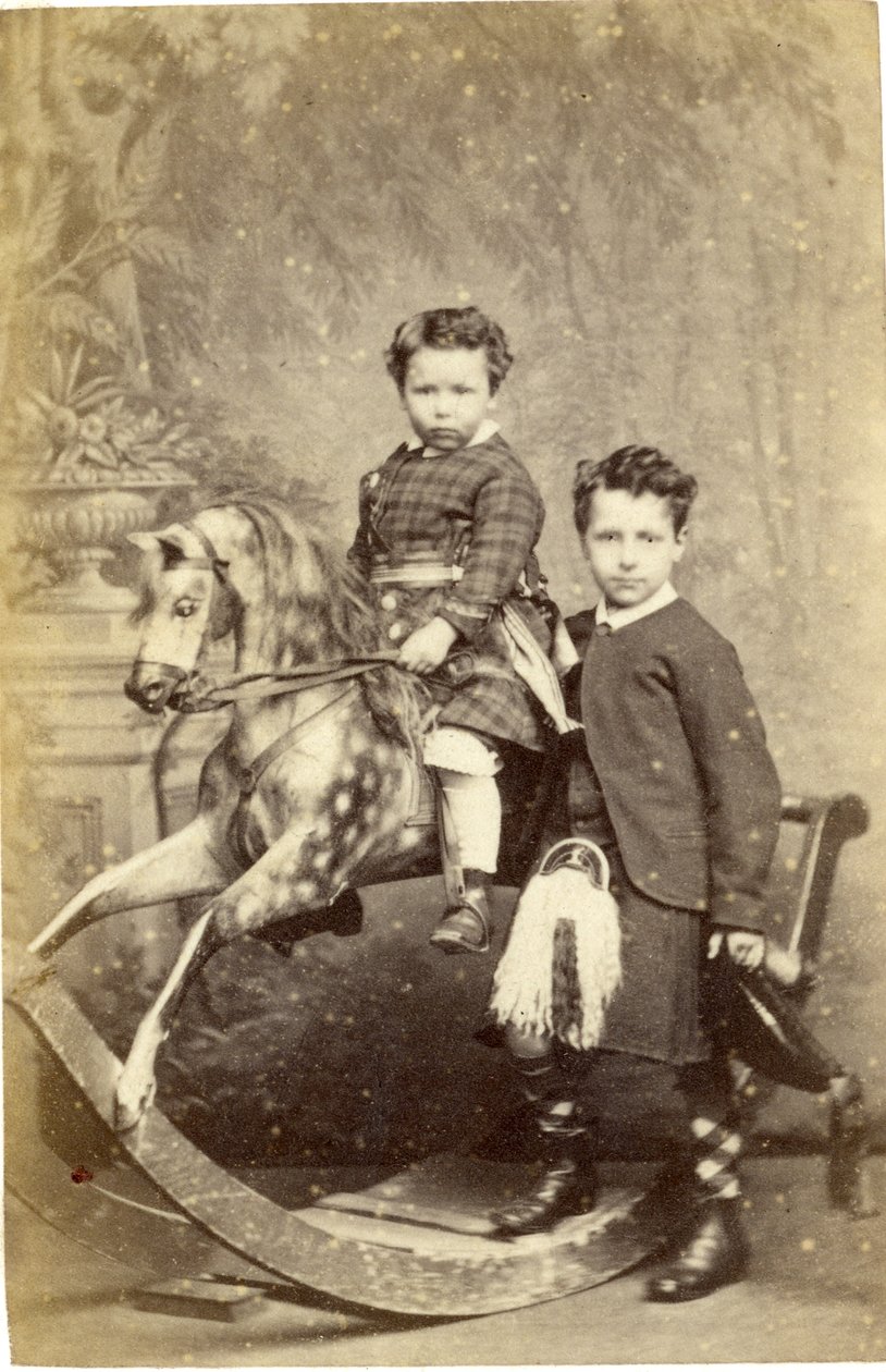 キルト立っている少年とロッキングホースの少女、1860年代（アルブメンプリント） 作： ジョン・ホースバーグ
