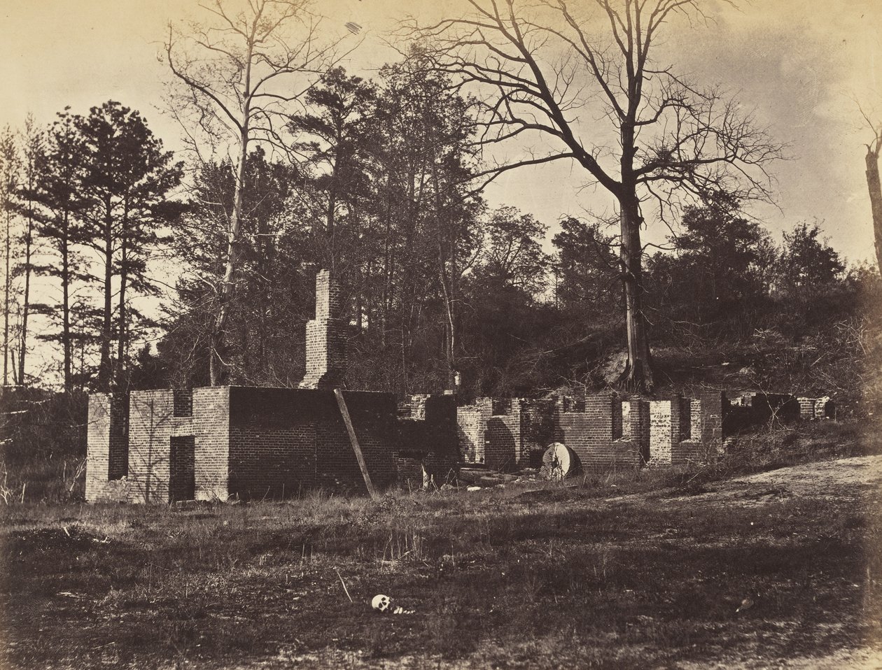 1865年4月、バージニア州ゲインズミルの遺跡（アルブメンプリントを織り紙にマウント） 作： ジョン・リーキー