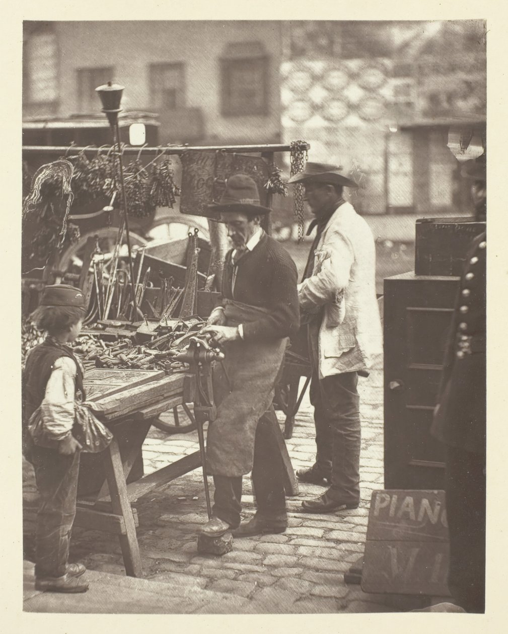 通りの鍵屋、1881 年。 作： ジョン・トムソン