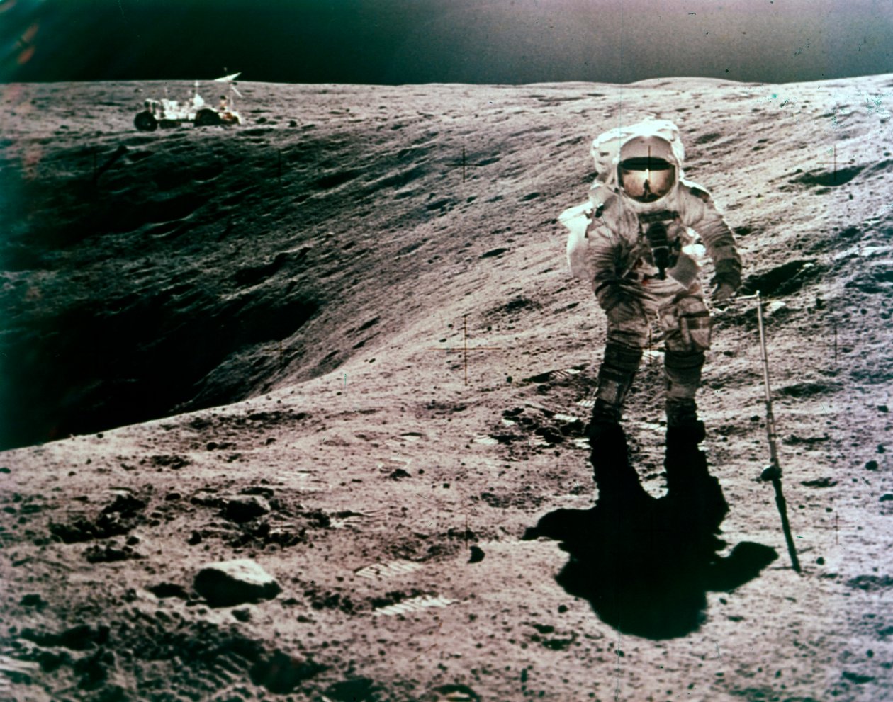 1972 年 4 月、アポロ 16 号ミッション、デカルト着陸地点でのチャールズ デューク宇宙飛行士。 作： ジョン・ワッツ・ヤング
